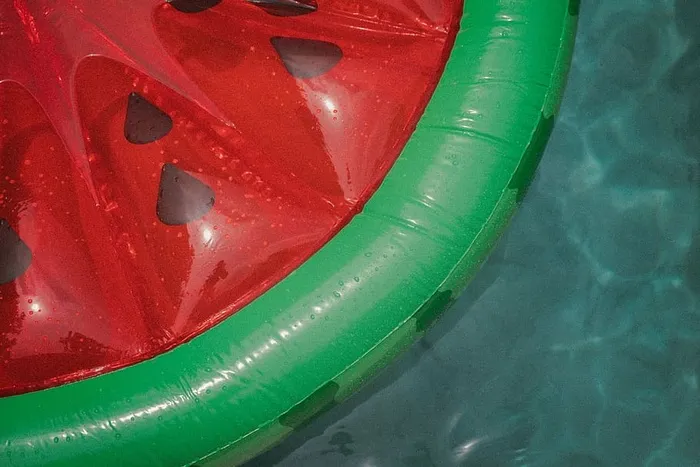 绿色、红色、西瓜充气漂浮物、水、液体、西瓜、水果、运动
