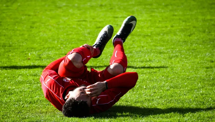 受伤，足球运动员，持球，左侧，腿部，躺着，场地，嘘声
