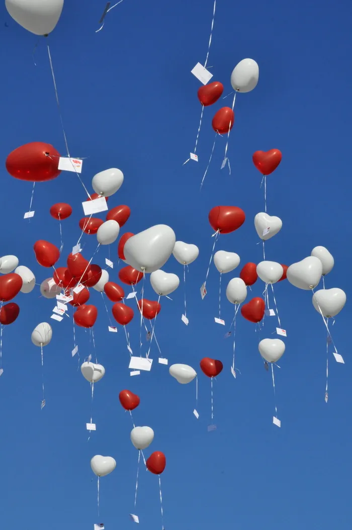 天空，气球，蓝色，气球，庆祝活动，大型物体群，氦气球，派对-社交活动