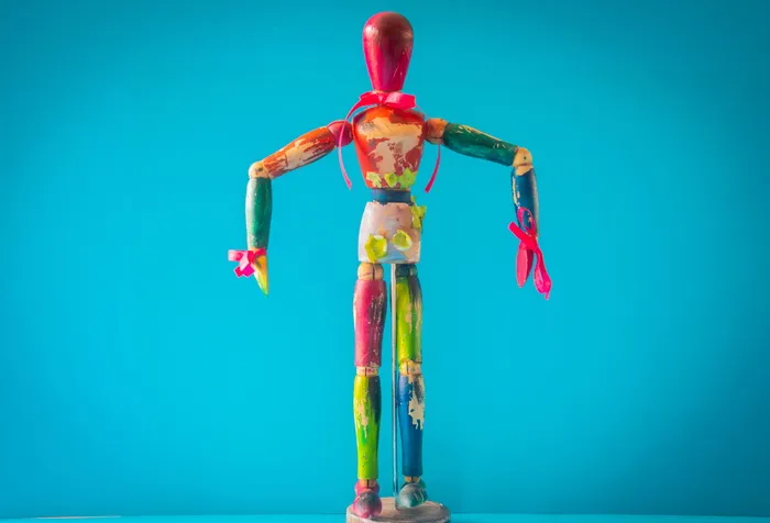 彩色木制人体模型的选择性聚焦照片