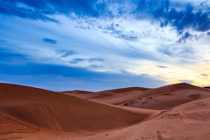 蓝天下的棕色沙漠