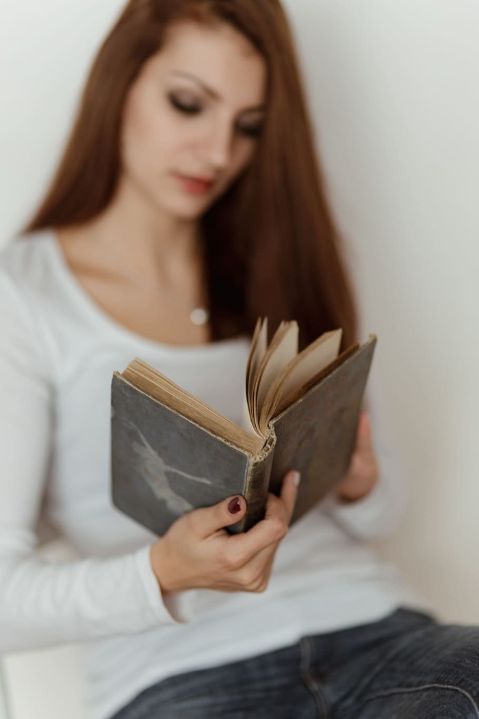 美丽的年轻女子正在读书