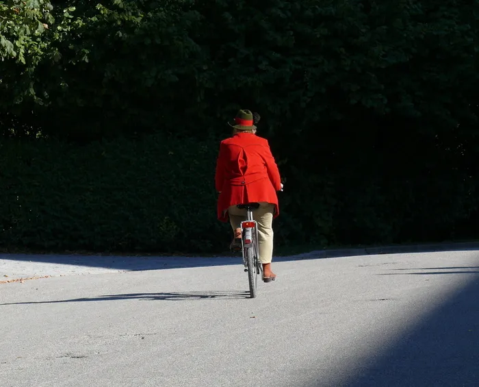 自行车手，红色，绅士自行车，交通，单人，后视图，真人，全长
