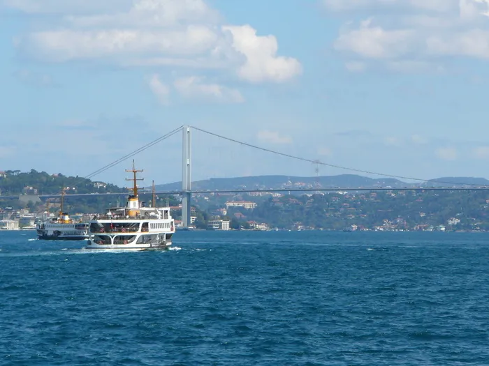 ferry、bosphorus、translate、shipping、transport、ship traffic、pass、伊斯坦布尔