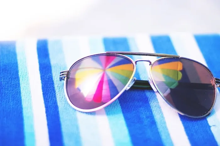 沙滩巾上的夏日太阳镜