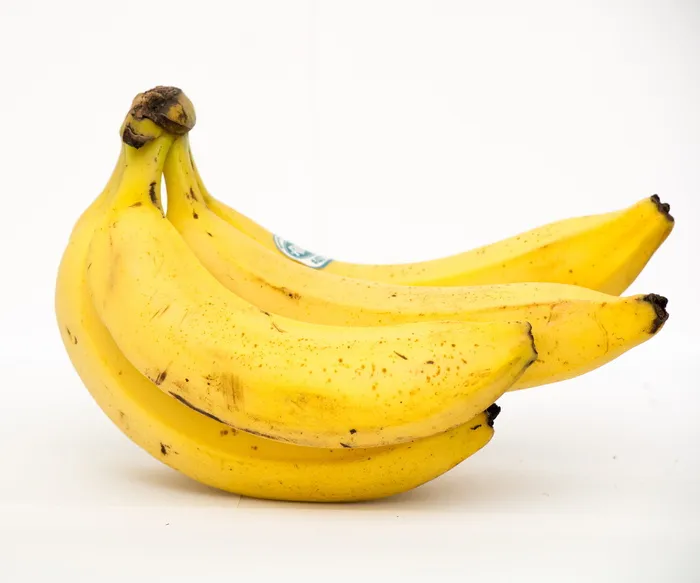 黄色香蕉，香蕉，好食物，健康，水果，黄色，白色背景，香蕉皮