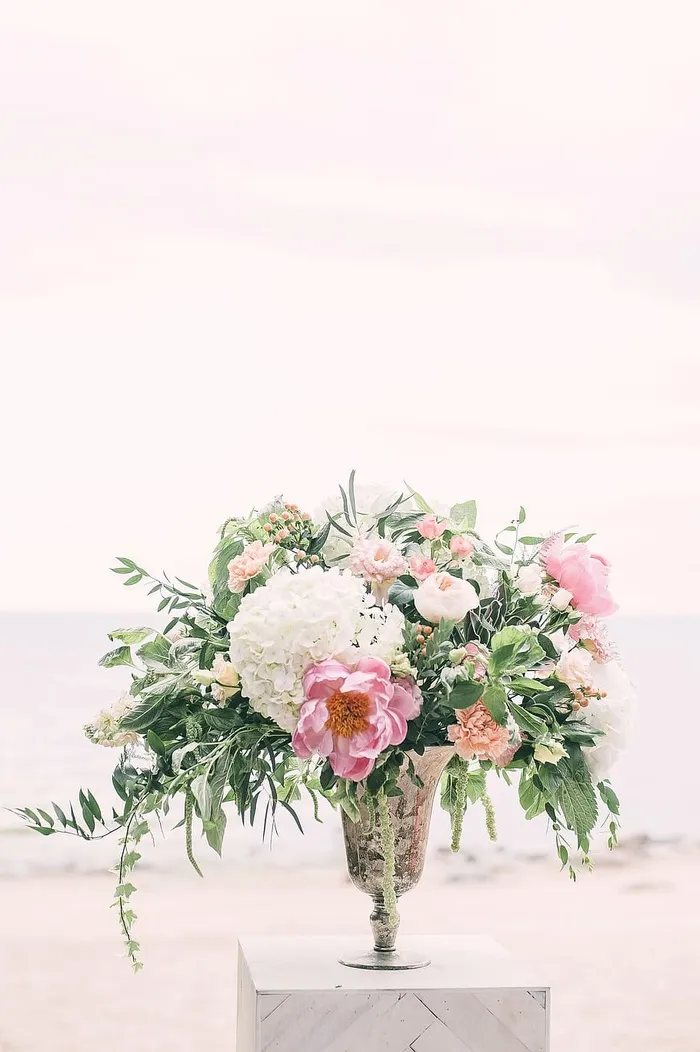 灰色花瓶上白色和粉色花朵的照片