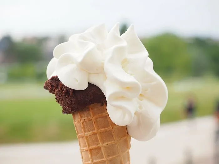 照片，巧克力冰淇淋，配料，冰，软冰淇淋，华夫饼干冰淇淋，冰淇淋袋，甜点