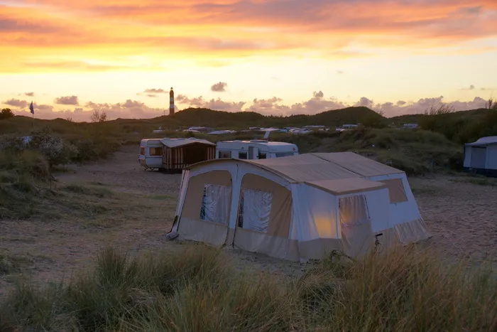 白色、棕色、帐篷、露营地、折叠篷车、阿姆鲁姆、日落、沙丘