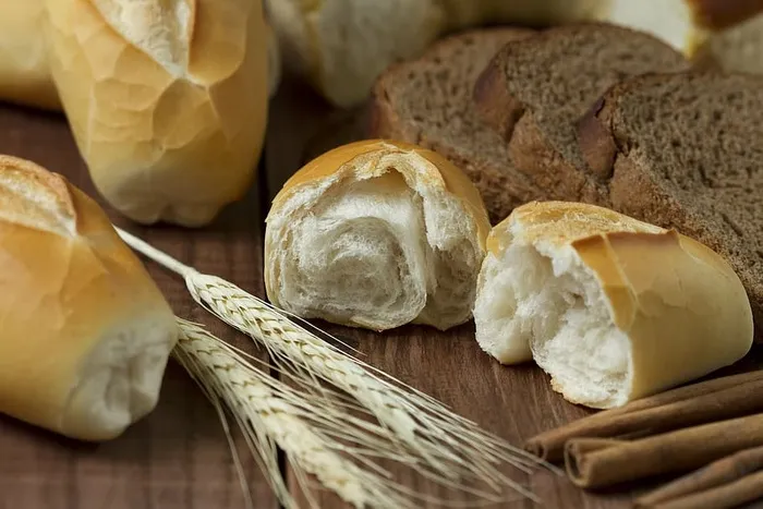 桌子上小麦旁边的切片面包