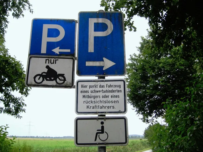 交通标志、路标、停车、轮椅、残疾人、考虑因素、树木