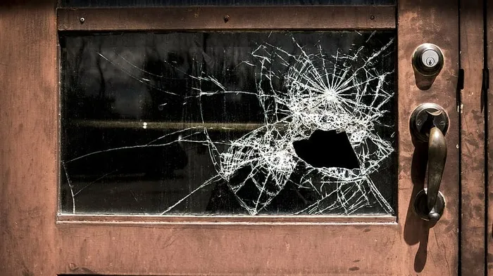 破碎、玻璃、木头、门、学校、损坏、窗户、犯罪