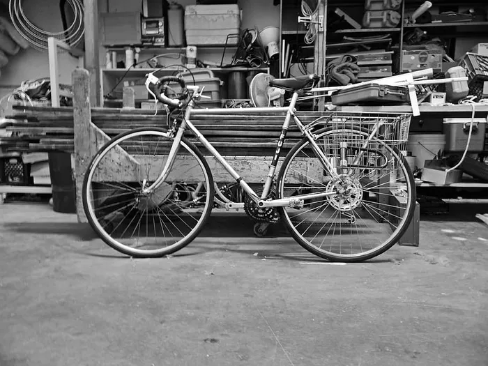 灰度照片，公路自行车，旁边，多功能拖车，自行车，自行车，黑白，自行车