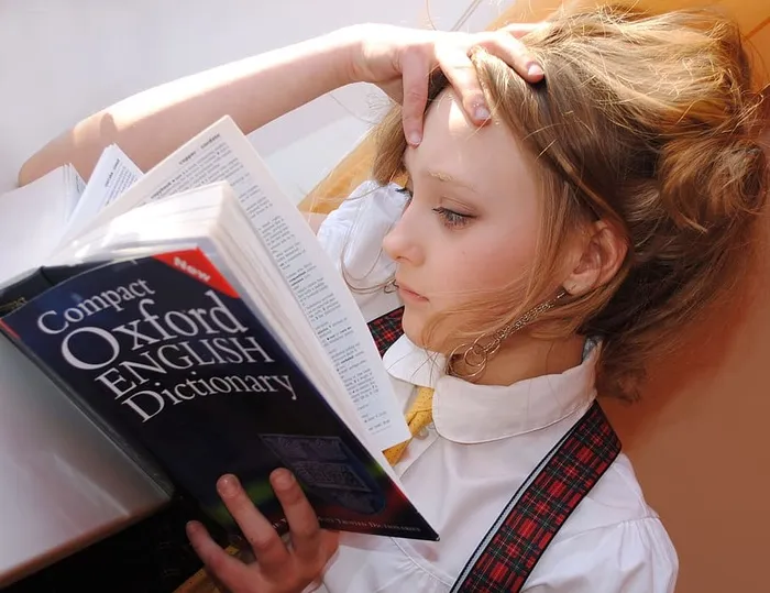 女孩阅读，紧凑型，牛津英语词典，女孩，英语，词典，学习，学校