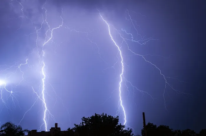 雷击、夜晚、闪电、天气、天空、雷电、雨、自然界的力量
