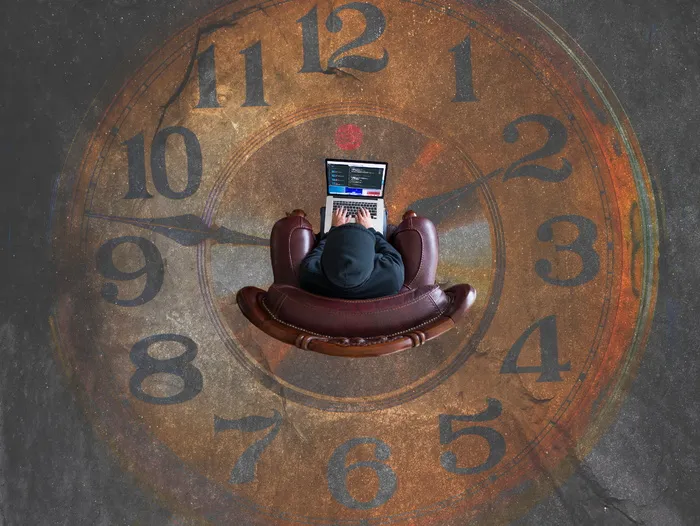 棕色模拟时钟，顶部，视图摄影，男士，坐姿，棕色，真皮沙发椅，使用