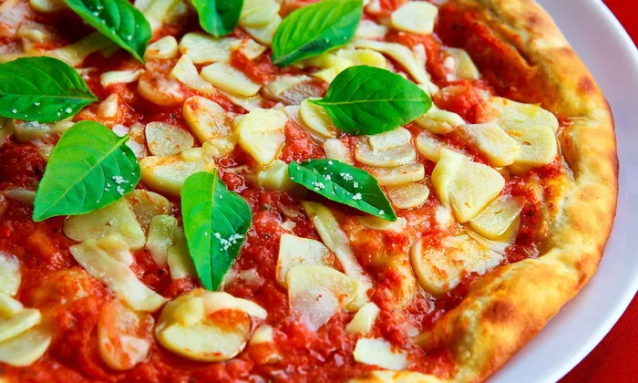 蘑菇披萨，白色，盘子，披萨，罗勒，大蒜，外壳，酱汁
