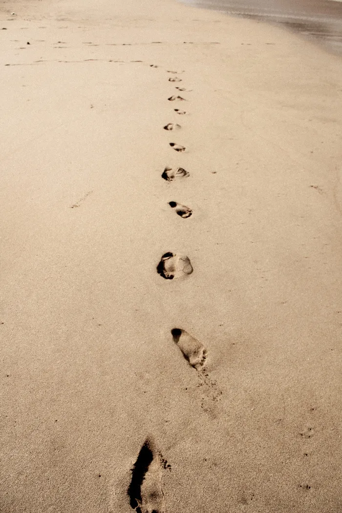 沙滩上的脚印照片