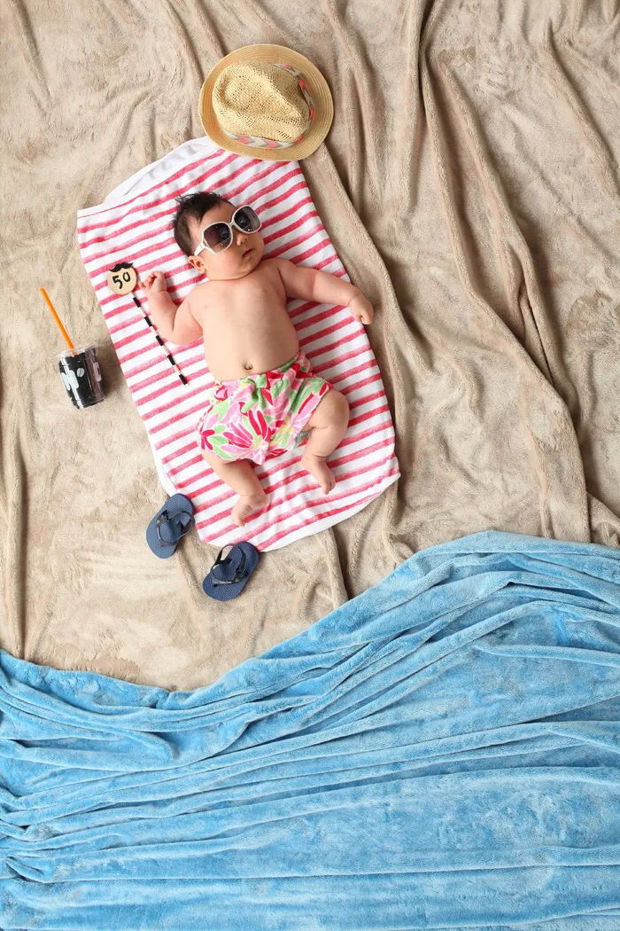 婴儿、躺着、红、白、毛毯、夏季主题摄影、夏季、海滩