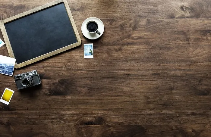 桌面上托盘、咖啡杯和相机的照片