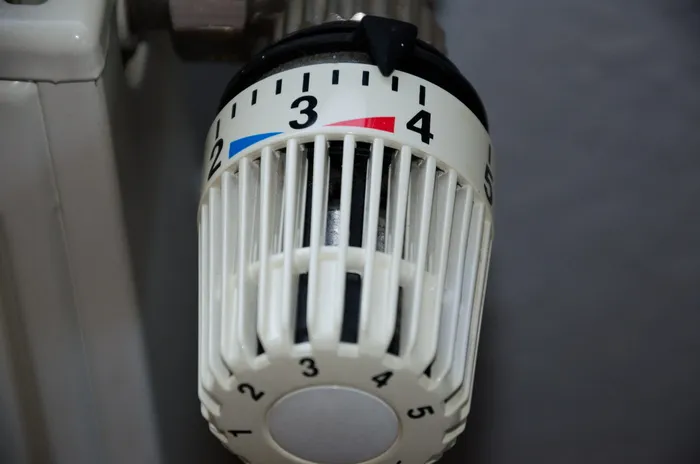 白色控制旋钮，恒温器，加热，散热器，加热，散热器，加热，温度，冷
