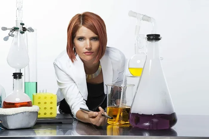 女士，站着，桌子，erlen meyer烧瓶，实验室，实验室，烧瓶，仅一名女士