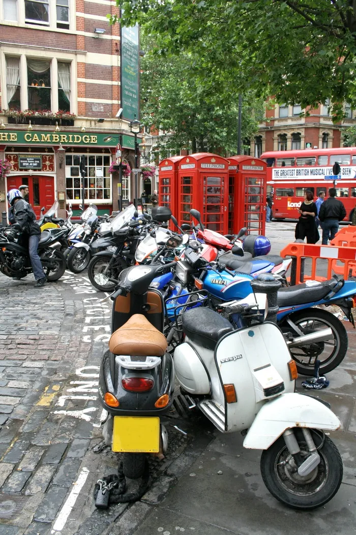 伦敦，街景，街道，红色电话亭，电话亭，摩托车，英国，英国