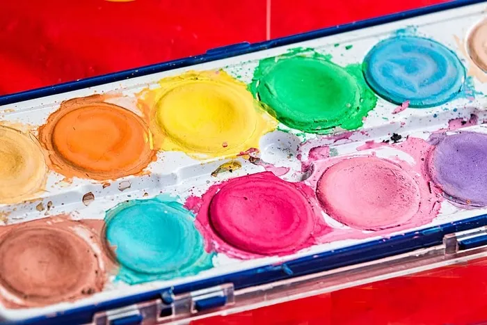 各种调色板，调色板，画笔，颜料盒，颜色，水彩画，色彩丰富，创意