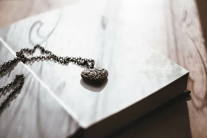 心形银色吊坠项链，桌子，心，项链，旧，钢，书，封面