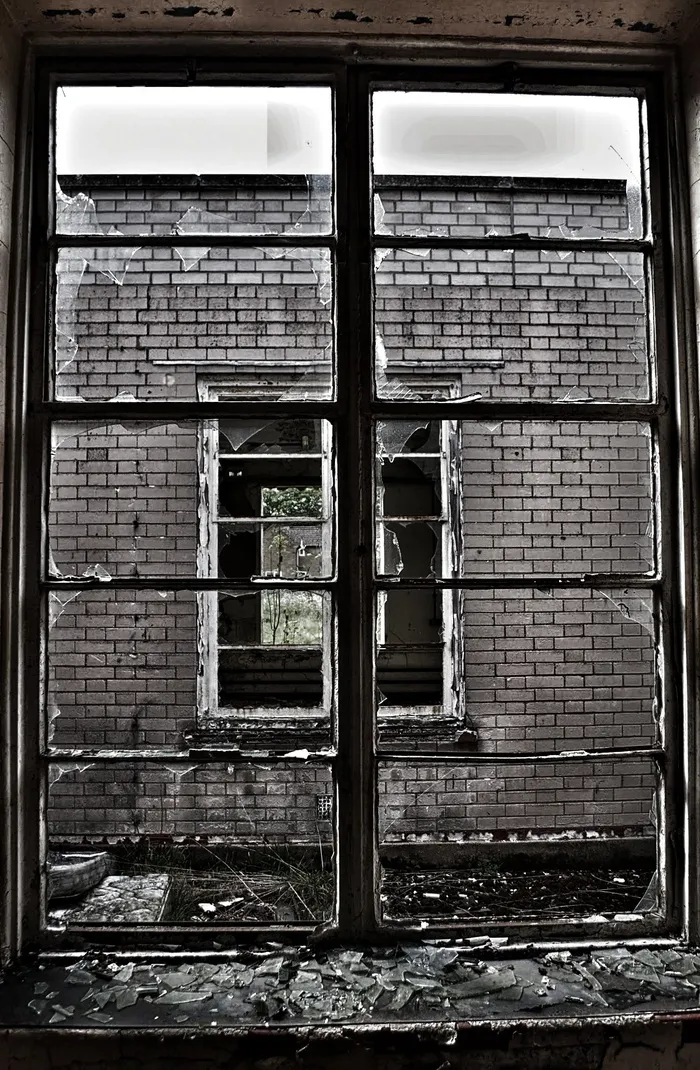 破碎的窗户，玻璃，框架，窗户，破碎的，旧的，损坏的，破碎的玻璃