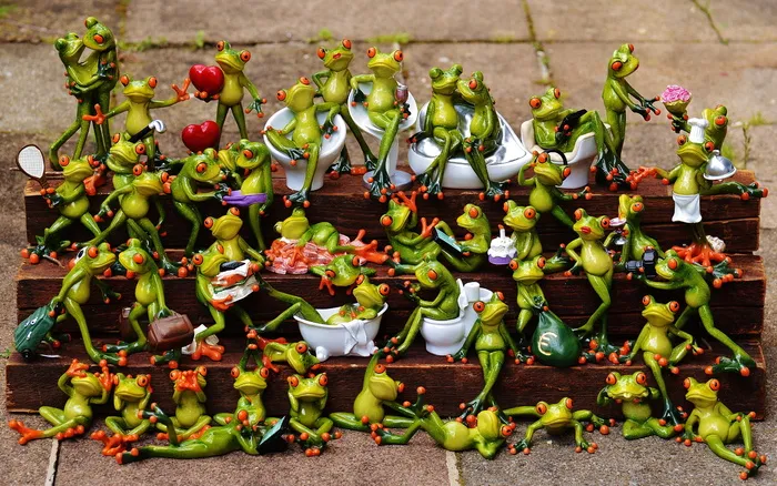 绿色，陶瓷，青蛙雕像很多，青蛙，很多，青蛙组合，可爱，收藏