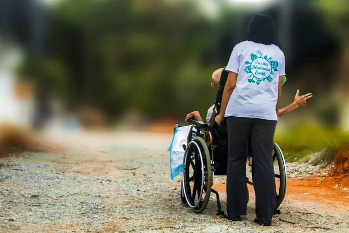 临终关怀，推轮椅，残疾人，老年人，残疾人，护理，患者，残疾人