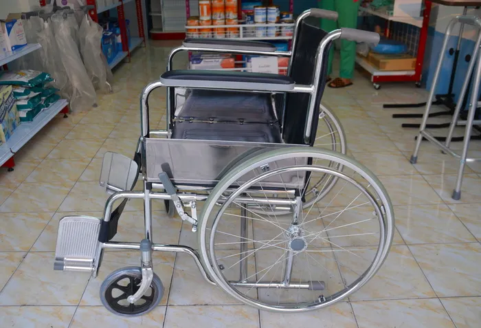 黑色，银色轮椅，顶部，棕色，陶瓷，地板倾斜，轮椅，残疾人