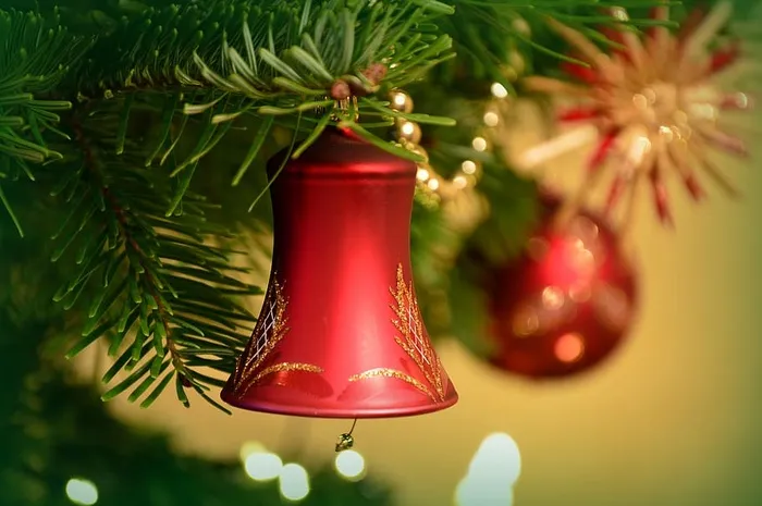 圣诞图片，圣诞装饰品，铃铛，圣诞树，圣诞装饰品，枞树，杉树绿，树挂