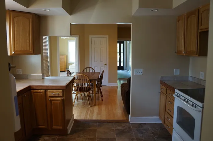 白色，感应炉灶，旁边，棕色，木制，厨房橱柜，厨房，房间