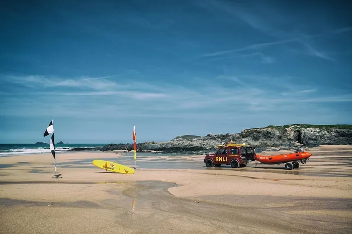 英格兰西南部康沃尔海滩上的救生艇和冲浪板。用佳能5D拍摄的图像