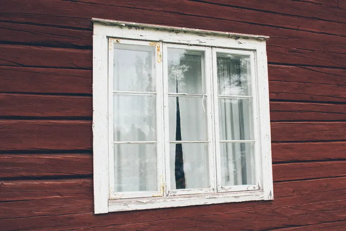 封闭的白色木制玻璃窗