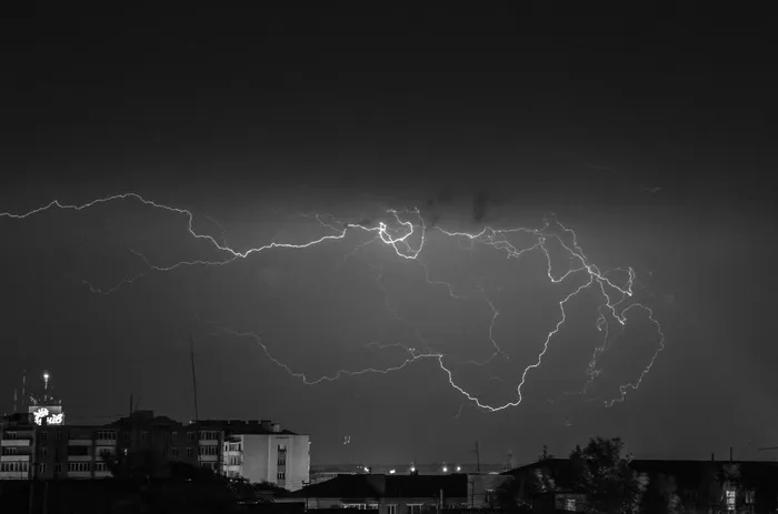闪电，城市，闪电，雷雨，夜晚，风暴，自然界的力量，云天