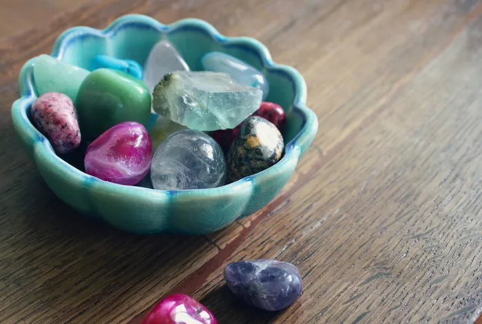 各种颜色的岩石收藏，旁边，青色，陶瓷，碗，宝石，宝石，水晶