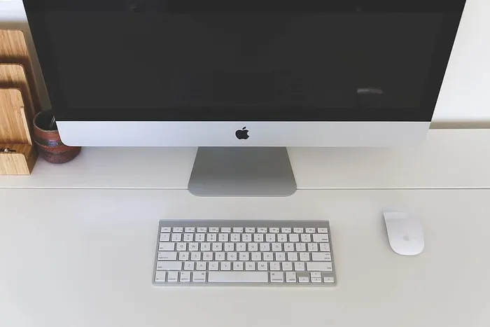 mac电脑桌面键盘鼠标办公室办公桌商务
