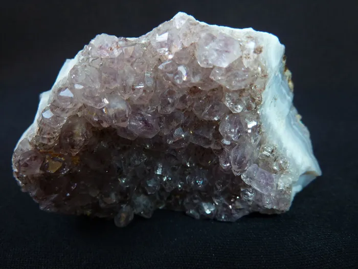 紫水晶、玛瑙、紫罗兰、水晶洞、德鲁兹、宝石顶、大块宝石、浅蓝色