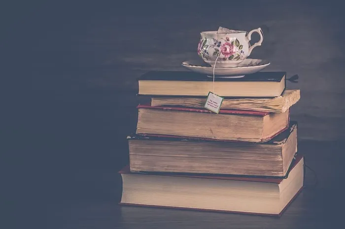 书堆，古董，书，杯子，茶，茶包，桌木，乡村风格