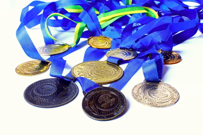圆形金色奖牌、奖牌、奖项、荣誉、功绩、获胜者、冠军、学校奥运会