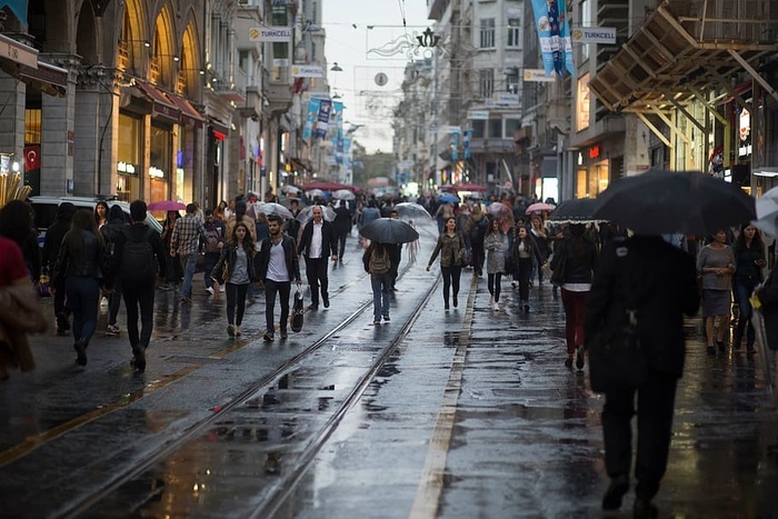 街上的人人群人步行街道城市男人女人