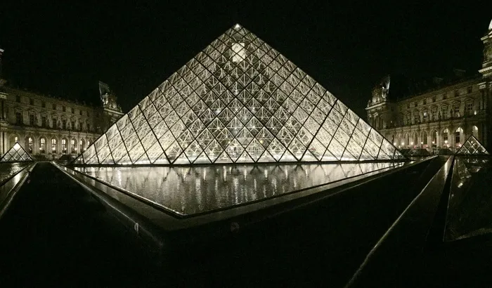 法国，巴黎，卢浮宫金字塔，建筑，建筑结构，建筑外观，水，夜晚