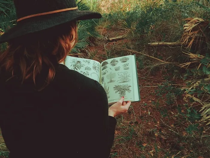 女人读书，真人，一个人，休闲活动，帽子，生活方式，手拿，衣服