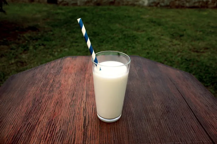 桌子上一杯牛奶的照片