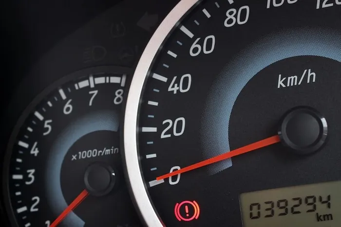 现代汽车的转速表、速度表和里程表的细节
