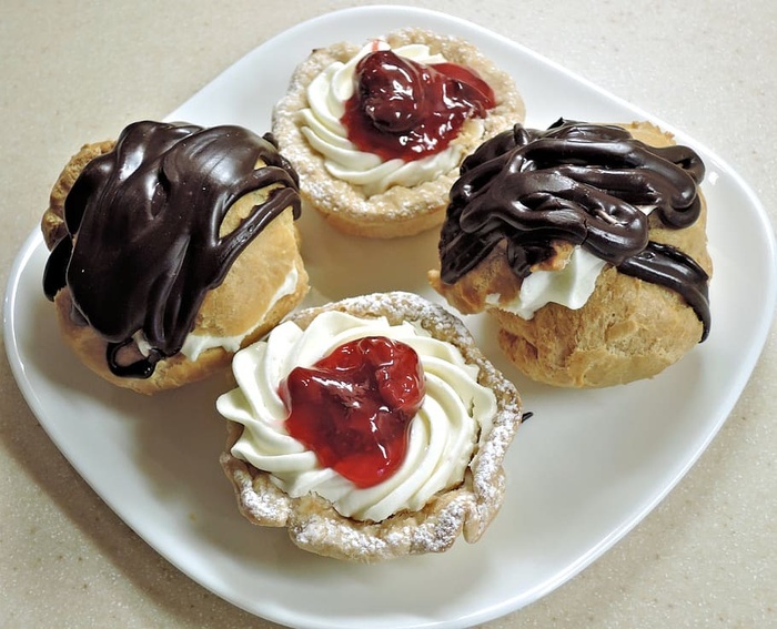 巧克力奶油泡芙奶油奶酪馅饼甜点食品甜食生奶油食品和饮料新鲜度