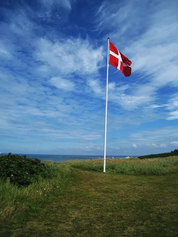 丹麦国旗，旗杆，hirtshals，丹麦国旗，蓝天，丹麦海岸景观，带国旗的海滩